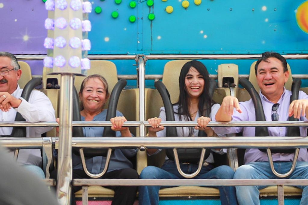 Aylin Alcántara, embajadora de la feria de X’matkuil, convive con estudiantes