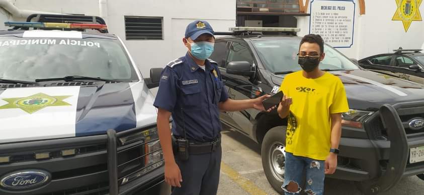 Olvida el celular en la Plaza Grande, pero por fortuna lo halló un policía honesto