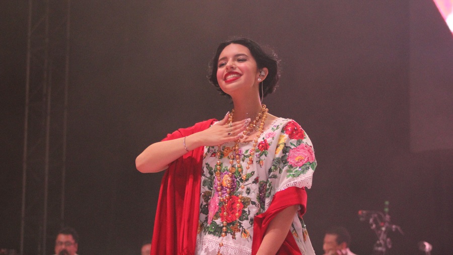 Ángela Aguilar cautiva al público yucateco en la Feria Yucatán en Xmatkuil