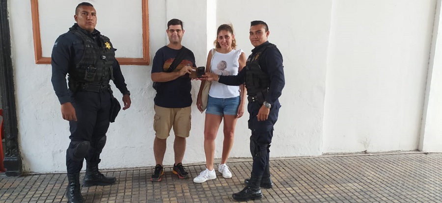 Turistas franceses recuperan un celular que olvidaron en un taxi