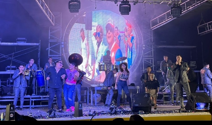 Estampida Musical hace vibrar con sus éxitos el Teatro del Pueblo en Xmatkuil