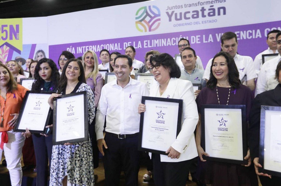 Mauricio Vila entrega Distintivos Violeta para proteger a las mujeres