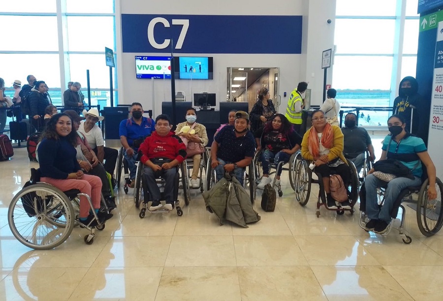Viajan a México para que les entreguen sillas de ruedas personalizadas