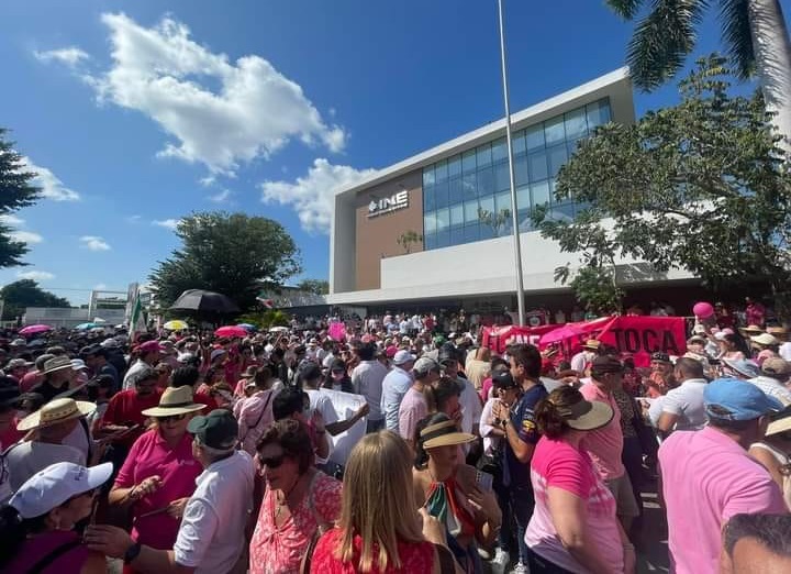 Miles de yucatecos salen en defensa del INE en Mérida