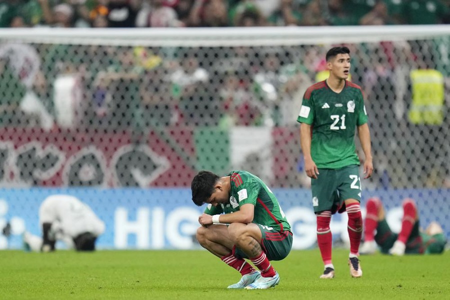 México vence 2-1 a Arabia Saudí, pero dice adiós al Mundial