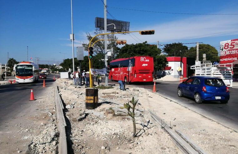 Realizan adecuaciones viales en la Avenida Quetzalcóatl, frente a Bodega Aurrerá