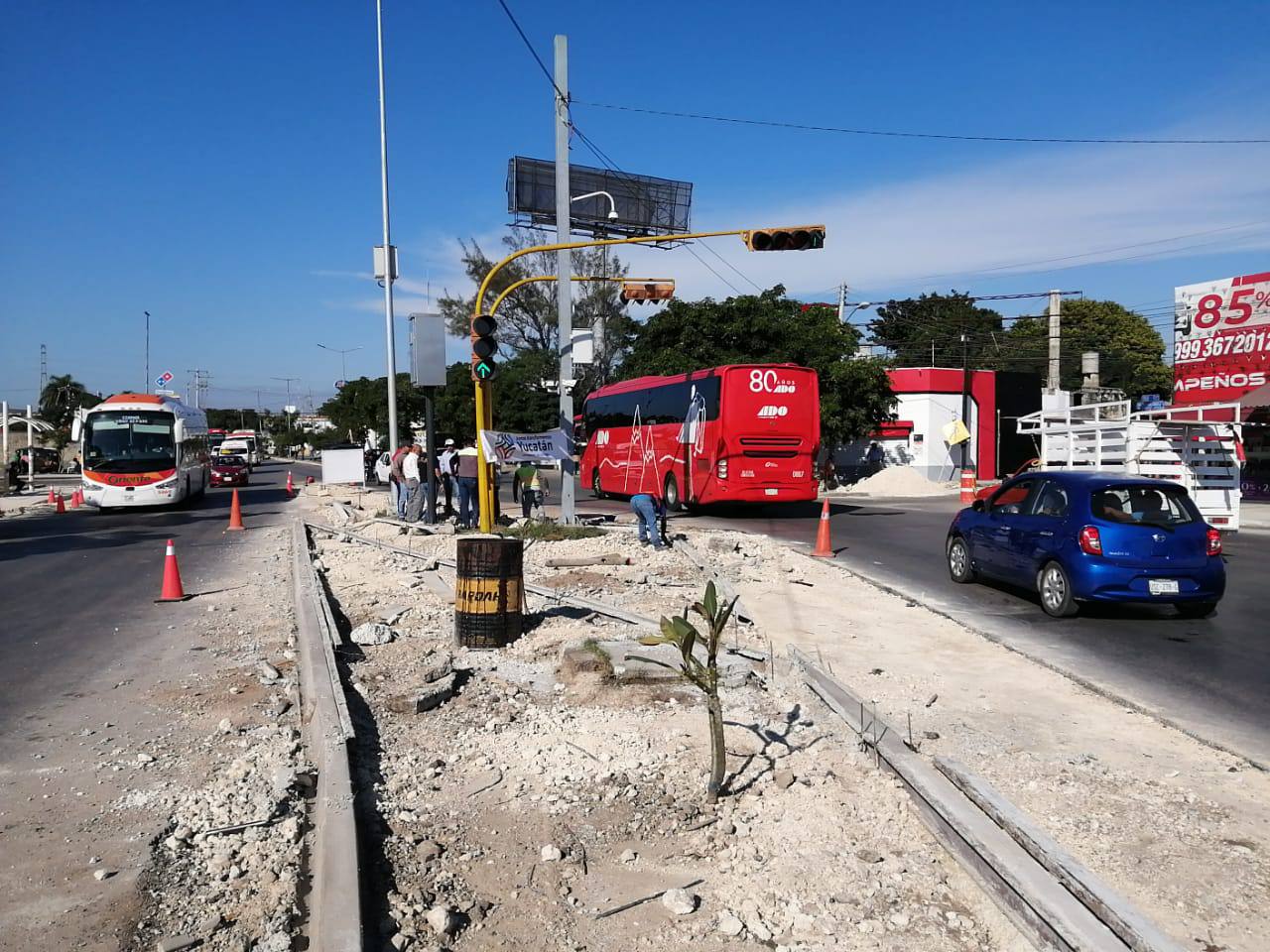 Realizan adecuaciones viales en la Avenida Quetzalcóatl, frente a Bodega Aurrerá