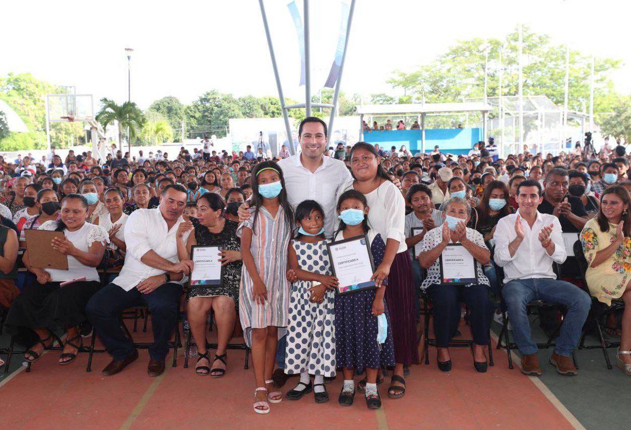 Familias del sur de Mérida reciben certificado de Certeza Patrimonial