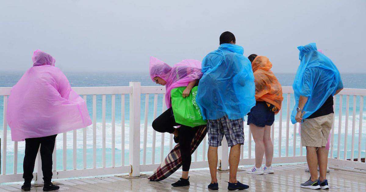 Nieve sorprende a turistas en Cancún