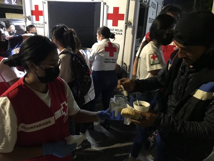Voluntarios de la Cruz Roja entregan café y pan en hospitales de Mérida