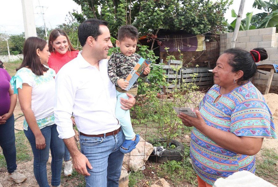 El gobernador Mauricio Vila lleva cenas navideñas a familias del sur de Mérida