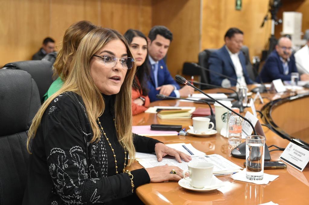 Cecilia Patrón defiende el medio ambiente ante titular de Semarnat