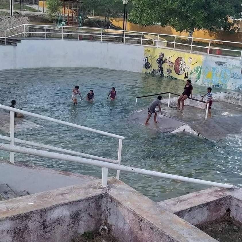 Fuga de agua forma inesperada piscina en un parque de Valladolid