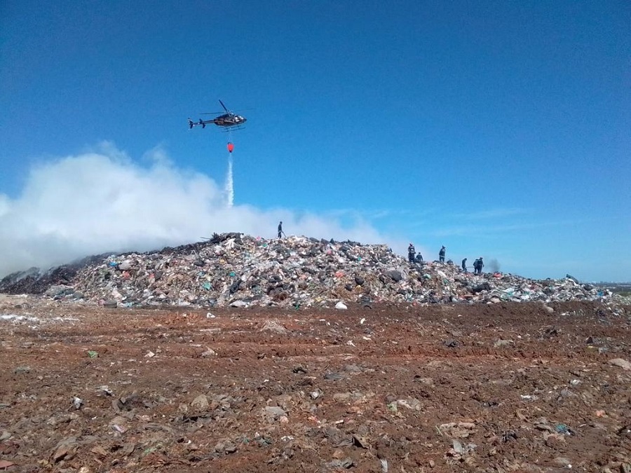 Con ayuda del helicoptero combaten incendio en relleno sanitario de Mérida