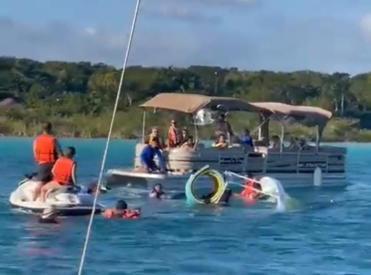 Por exceso de pasajeros, se hunde un barco de turistas en Bacalar