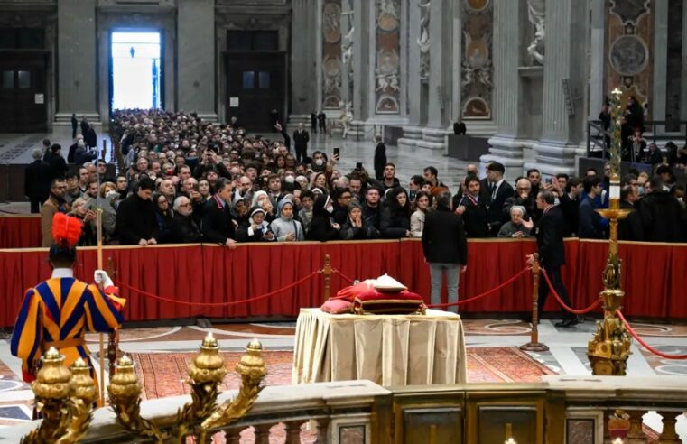 Miles de personas despiden a Benedicto XVI, en el primer día de sus funerales