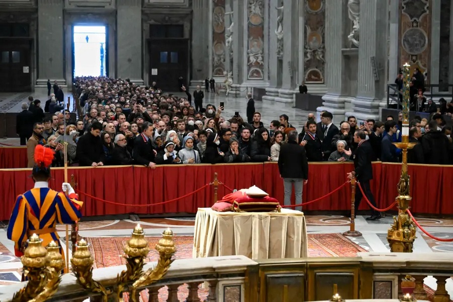 Miles de personas despiden a Benedicto XVI, en el primer día de sus funerales