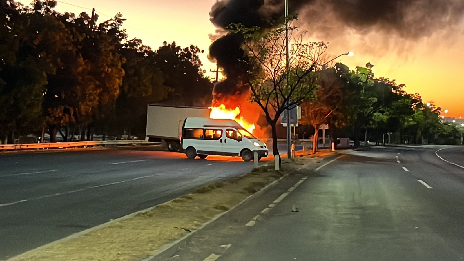 Violento amanecer en Culiacán: bloqueos, quema de autos y balaceras