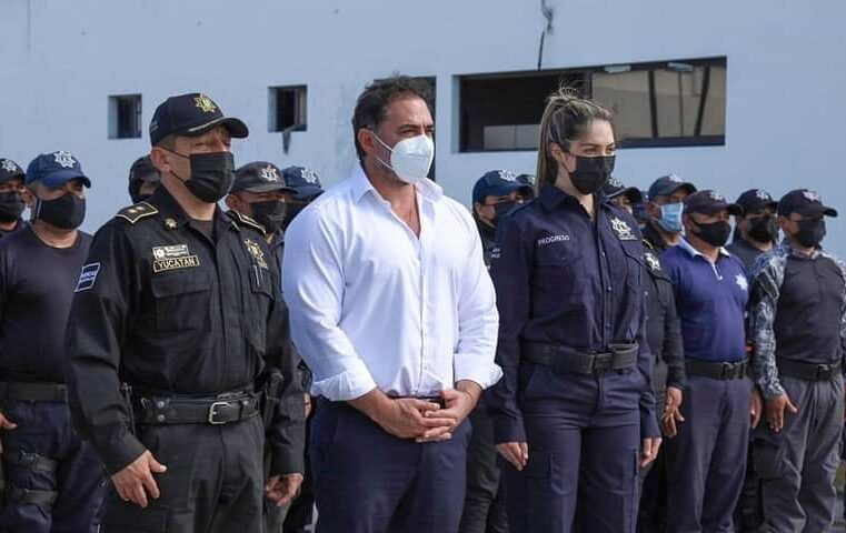 Huye el «calenturiento» director de la Policía de Progreso