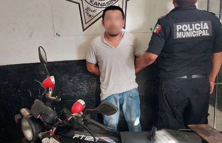 Sorprenden a un sujeto desvalijando una moto robada en Kanasín