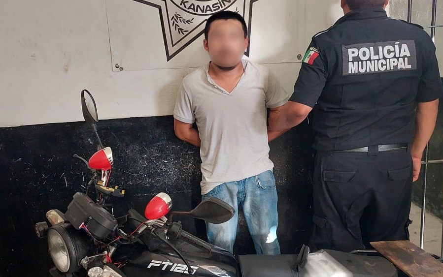 Sorprenden a un sujeto desvalijando una moto robada en Kanasín