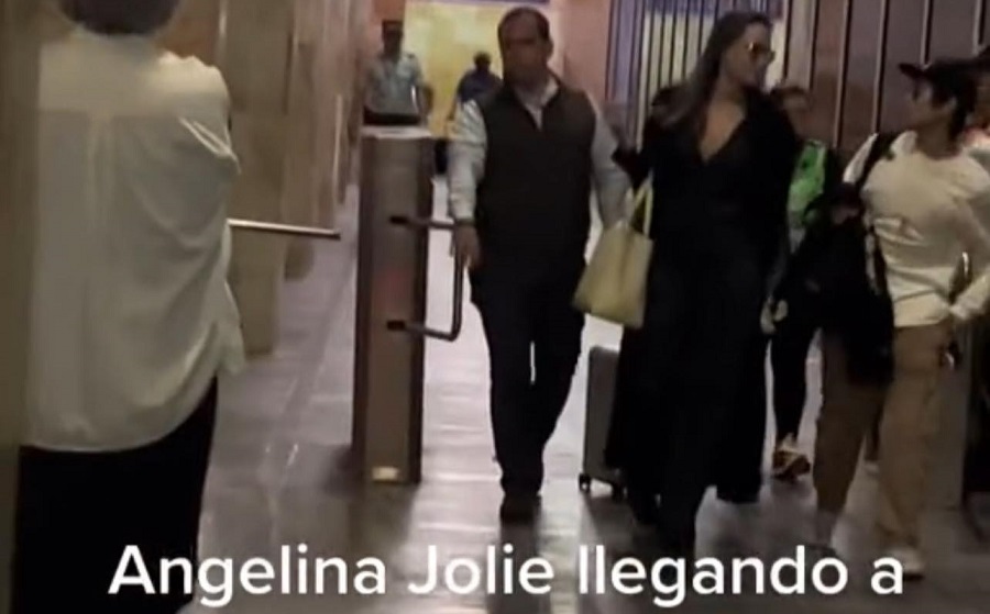 Graban a Angelina Jolie en el aeropuerto de Cancún