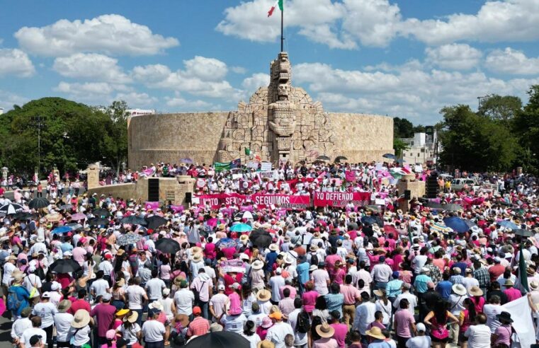 Miles de personas defienden al INE en Mérida