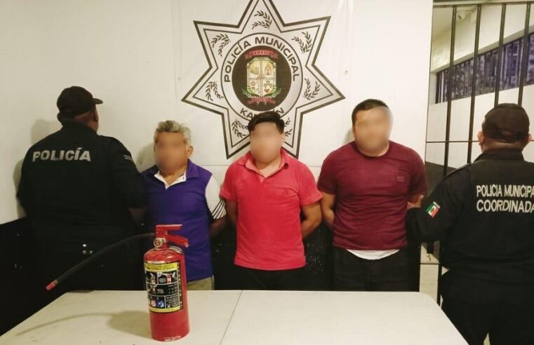 Los regañó por pasarse un alto y lo golpearon hasta con el extintor