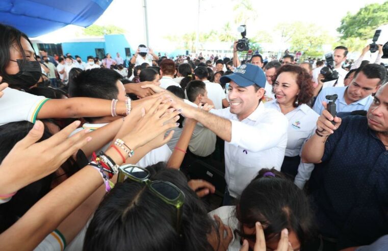 Estudiantes del sur de Mérida reciben como artista famoso a Mauricio Vila