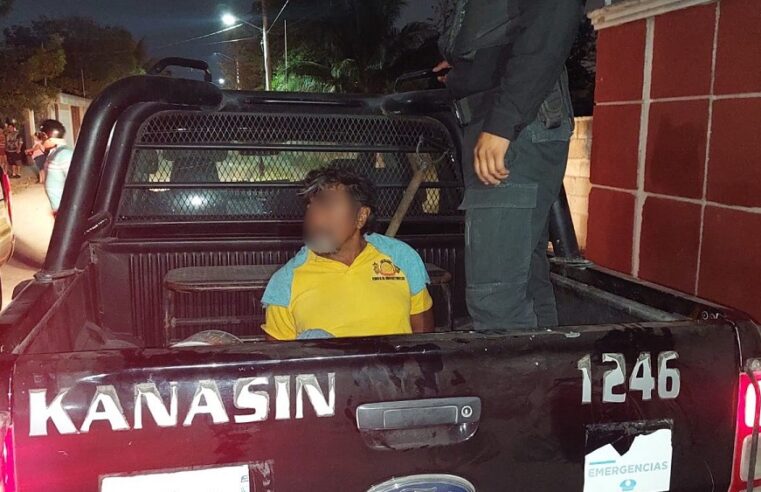 Roba moto estacionada en una tienda