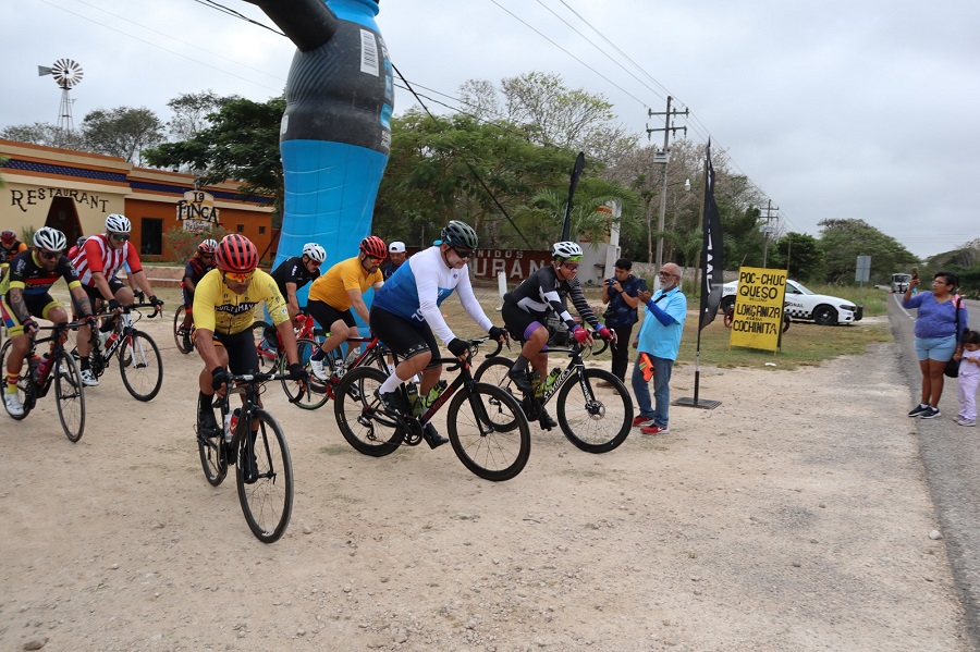 Bajo la lluvia se corrió la ruta Muna-Uxmal-Ticul de la Vuelta Maya