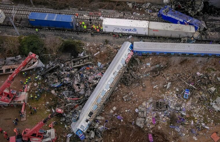 Primer ministro de Grecia se disculpa por fatal choque de dos trenes