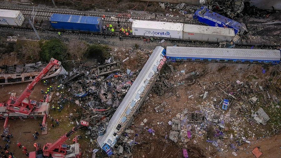 Primer ministro de Grecia se disculpa por fatal choque de dos trenes