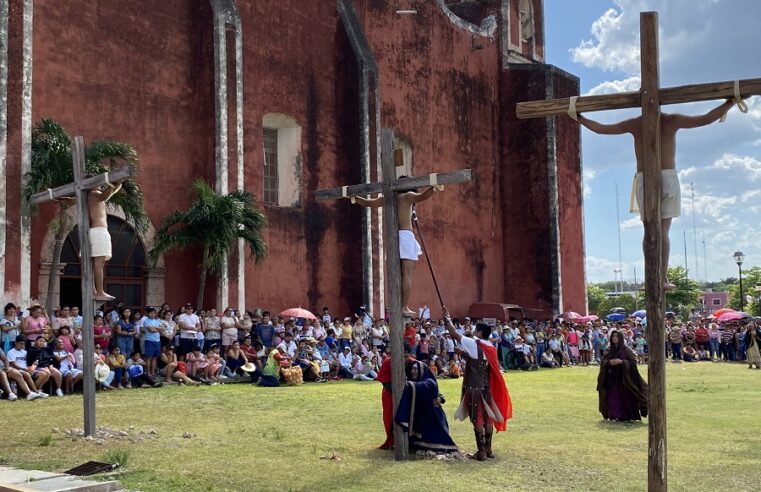 Con un intenso calor realizan el vía crucis viviente en Baca