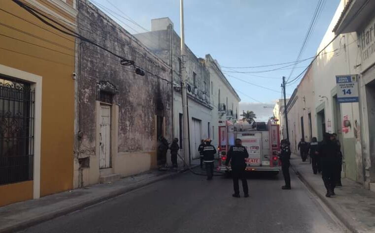 Doble incendio en predio abandonado del centro de Mérida