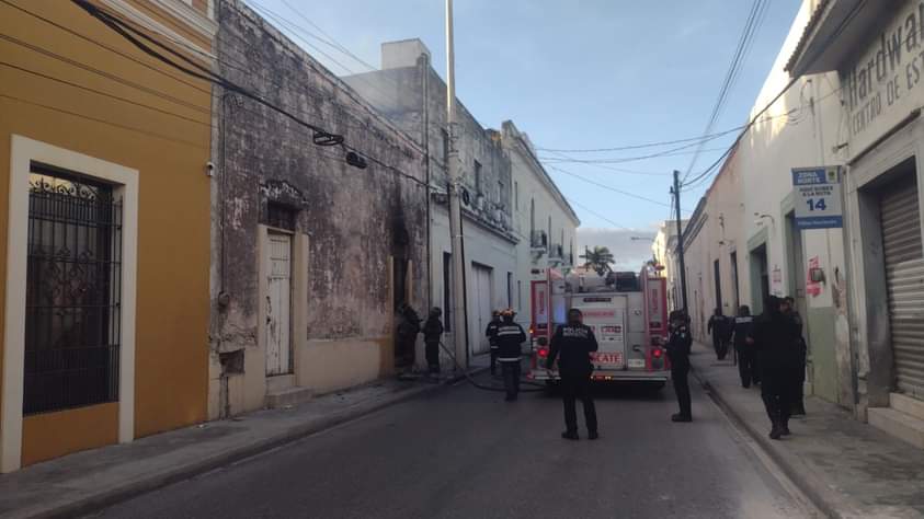 Doble incendio en predio abandonado del centro de Mérida