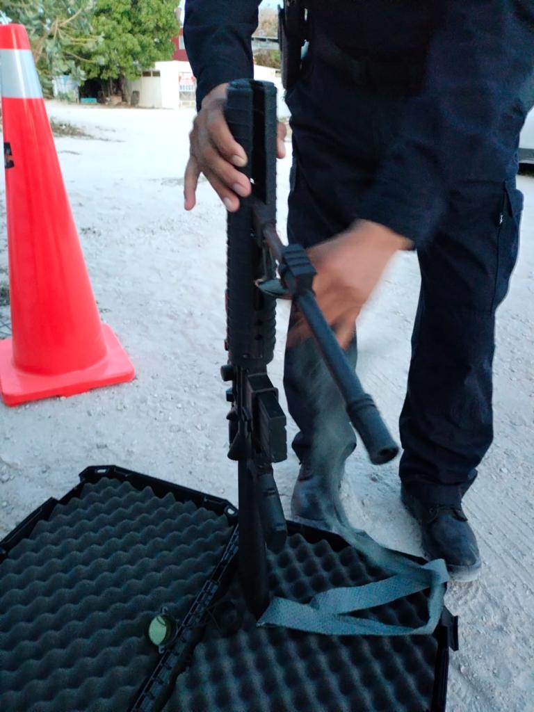 Extranjera se paseaba por Chicxulub con su rifle al «Estilo Rambo»