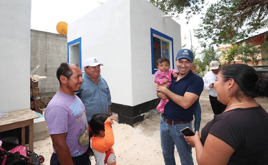 Mauricio Vila entrega un baño y dormitorio a un pequeño paciente con cáncer del O’Horán