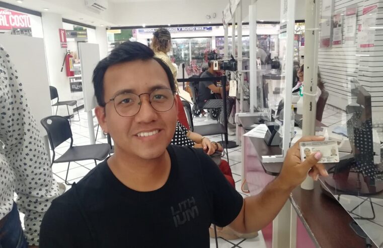 El INE Yucatán entrega la primera credencial de elector a una persona no binaria