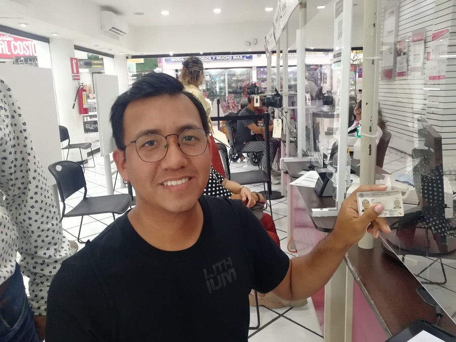 El INE Yucatán entrega la primera credencial de elector a una persona no binaria