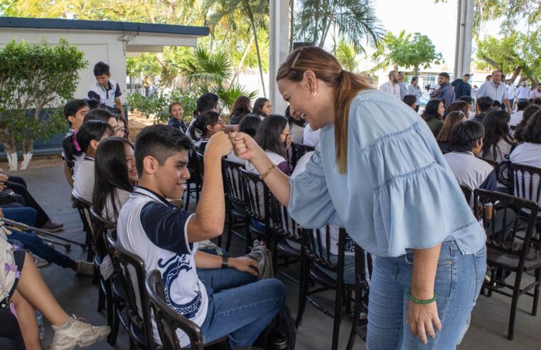 Estudiantes y padres de familia comparten visión del transporte público con Cecilia Patrón