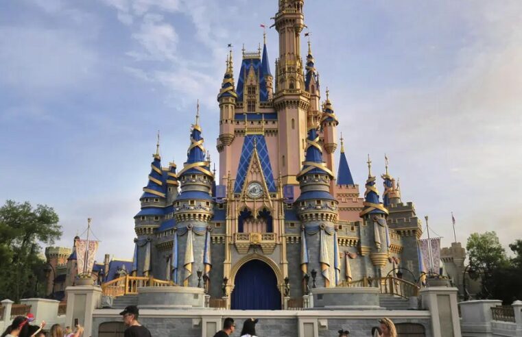 Detienen a empleado de Disney por grabar videos debajo de la falda de mujeres