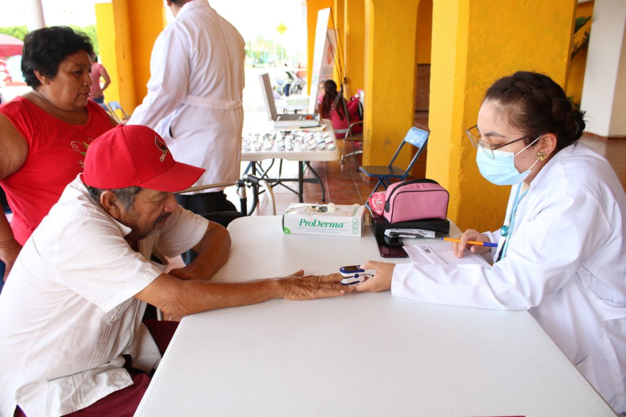 Ramírez Marín acerca servicios de salud a los yucatecos