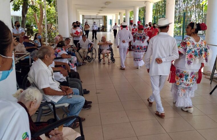 Voluntarios de la Cruz Roja llevan alegría a los abuelitos de Renacer