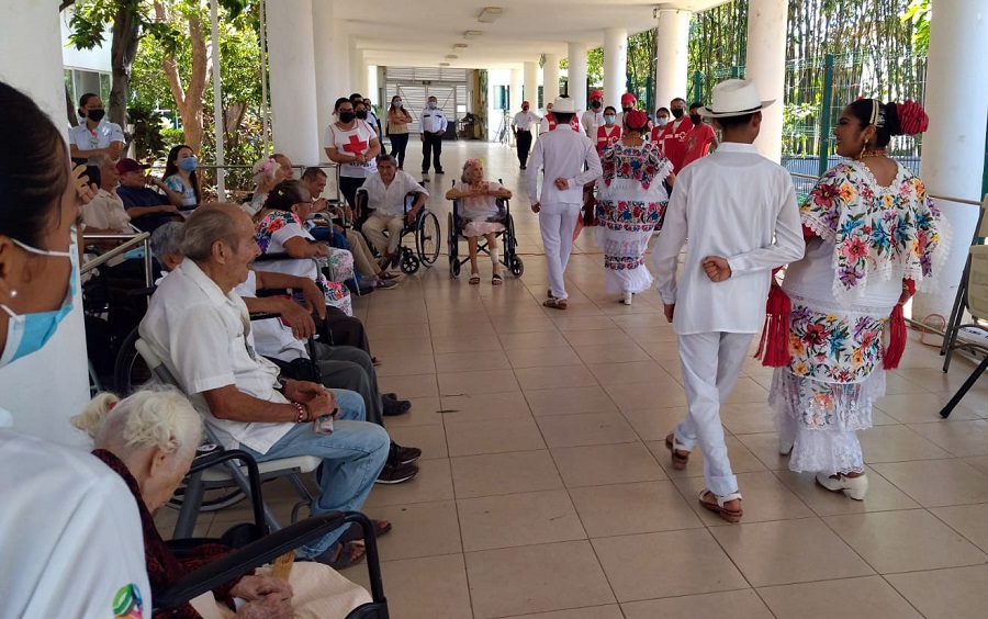 Voluntarios de la Cruz Roja llevan alegría a los abuelitos de Renacer