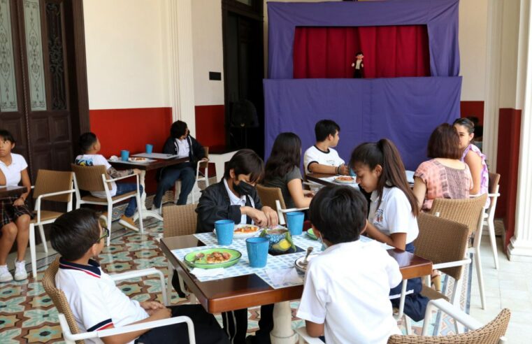 Niñas y niños de primaria celebran su día con una función de títeres y comida