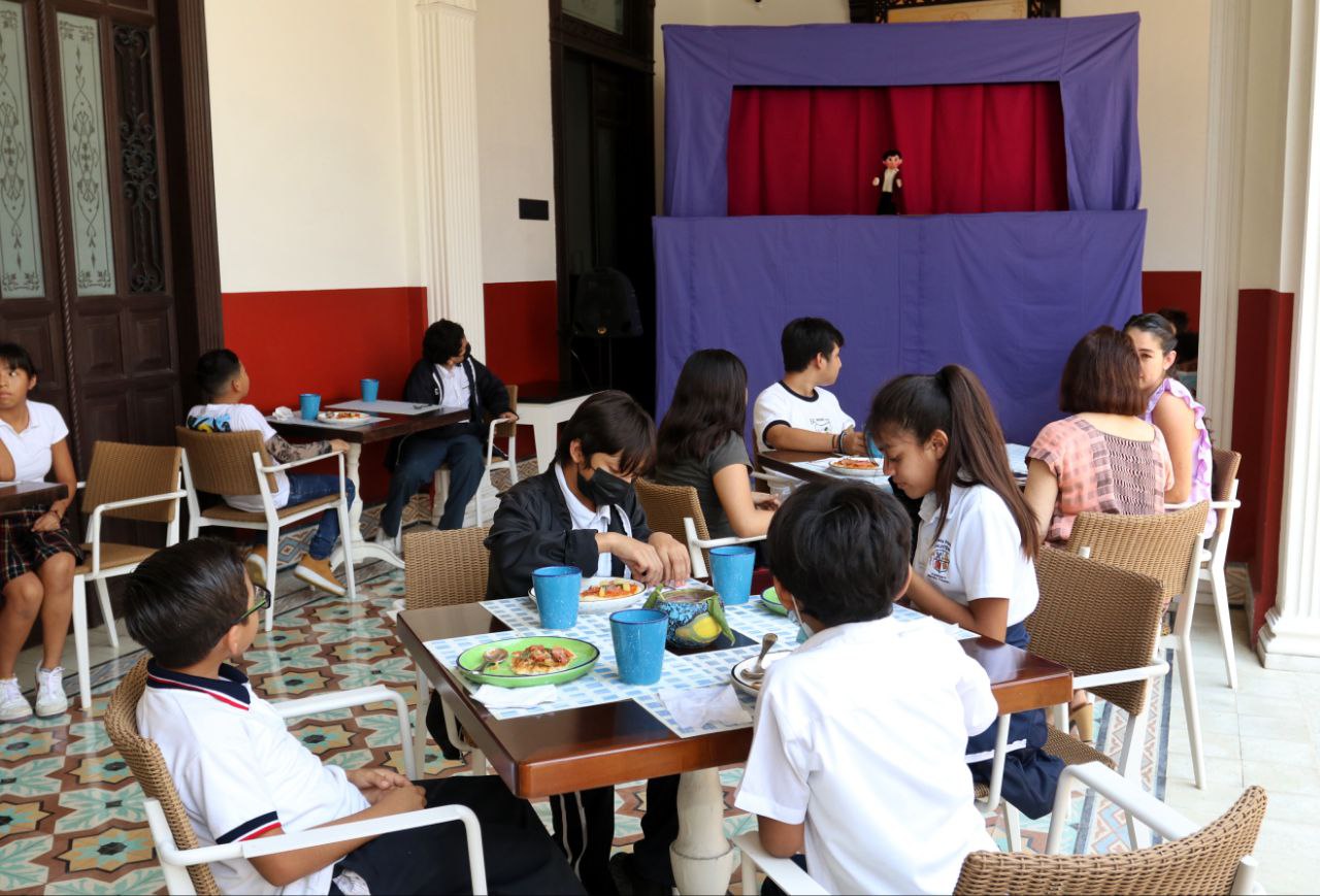 Niñas y niños de primaria celebran su día con una función de títeres y comida