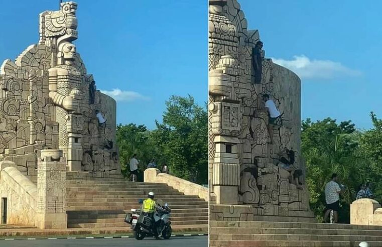 Turistas escalan el Monumento a la Patria de Mérida para tomarse fotos