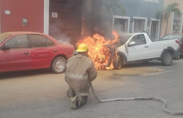Se incendia camioneta en el centro de Mérida