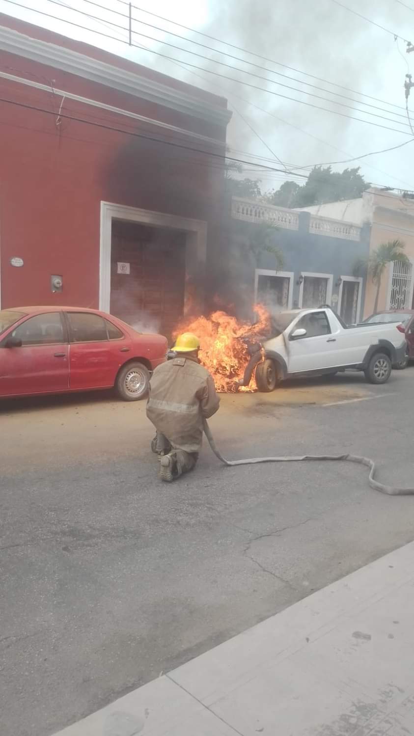 Se incendia camioneta en el centro de Mérida